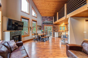 Gorgeous updated mountain home just minutes from the slopes, private hot tub, pool table! Breckenridge